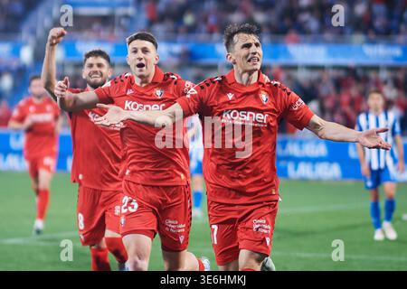Ante Budimir von CA Osasuna feiert gemeinsam mit seinen Teamkollegen Abel Bretones und Iker Munoz von CA Osasuna, nachdem sie das zweite Tor des Teams in La erzielt haben Stockfoto