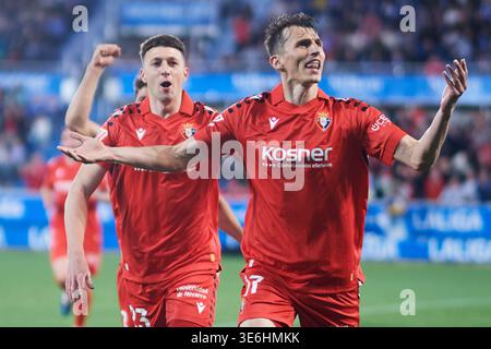 Ante Budimir von CA Osasuna feiert gemeinsam mit seinen Teamkollegen Abel Bretones und Iker Munoz von CA Osasuna, nachdem sie das zweite Tor des Teams in La erzielt haben Stockfoto