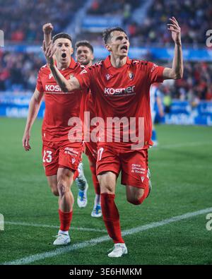 Ante Budimir von CA Osasuna feiert gemeinsam mit seinen Teamkollegen Abel Bretones und Iker Munoz von CA Osasuna, nachdem sie das zweite Tor des Teams in La erzielt haben Stockfoto