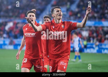Ante Budimir von CA Osasuna feiert gemeinsam mit seinen Teamkollegen Abel Bretones und Iker Munoz von CA Osasuna, nachdem sie das zweite Tor des Teams in La erzielt haben Stockfoto