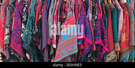 Lebendige traditionelle chinesische gesteppte Oberbekleidung mit Blumenmuster zum Verkauf im Baisha Village in Yunnan, China am 20. Oktober 2017. Stockfoto