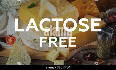 Laktose glutenfreier Käse mit verschiedenen Arten auf einem Holzbrett in einer Küche Stockfoto