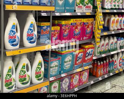 Waschmittel und Stoffaufbereiter werden in einem Tesco-Supermarkt in England, Großbritannien, verkauft, um die Haushaltskosten und die Verkaufspreise zu veranschaulichen. Stockfoto