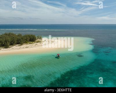 Aus der Vogelperspektive auf eine unberührte Insel mit türkisfarbenem Wasser, das auf die Küste trifft, Noumea, Neukaledonien. Stockfoto