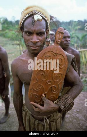 Asmat: Ethnische Gruppe, die in der indonesischen Provinz Papua am Arafura-Meer lebt. Asmat Bildhauer, Dorf Pirien. Foto von Francois Gohier im Jahr 1976. Stockfoto