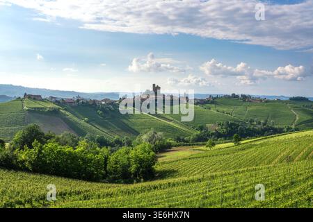 Panoramablick auf Serralunga d'Alba mit seiner berühmten mittelalterlichen Burg. Sanfte Hügel, bedeckt mit Barolo Weinbergen, Langhe, Piemont Region, Italien Stockfoto
