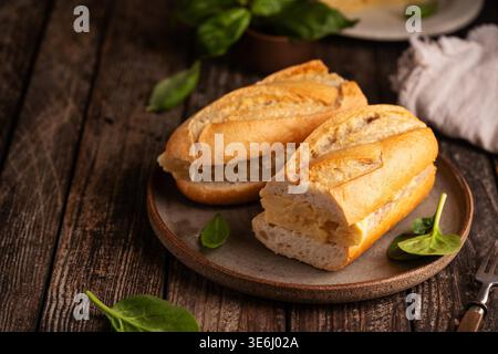 Spanisches Kartoffelomelette-Sandwich. Typisch spanisches Essen, Bocadillo de Tortilla espanola sehr beliebter Snack in Spanien auf weißem rustikalem Hintergrund Stockfoto