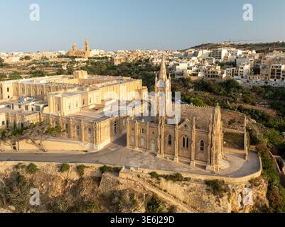 Blick aus der Vogelperspektive auf die Kirche unserer Lieben Frau von Lourdes, die majestätisch mit ihrer gotischen Architektur steht, Għajnsielem, Gozo, Malta. Stockfoto