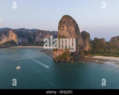 Aus der Vogelperspektive treffen auf die türkisfarbenen Gewässer von Railay Beach, Krabi, Thailand. Stockfoto