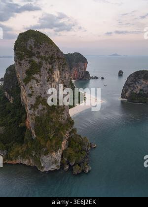 Aus der Vogelperspektive treffen Sie auf das ruhige türkisfarbene Meer, ein ruhiges Paradies entfaltet sich von oben, Krabi, Thailand. Stockfoto