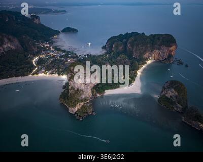 Blick aus der Luft auf dramatische Kalksteinklippen treffen auf das türkisfarbene Meer und schaffen einen atemberaubenden Kontrast von Texturen und Tönen, Railay Beach, Thailand. Stockfoto