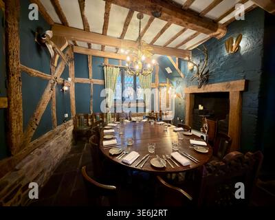 Privater Speisesaal im Hotel Indigo Stratford-upon-Avon im restaurierten Tudor Falcon Hotel, einem historischen Luxushotel mit Fachwerkrahmen in Warwickshire. Stockfoto