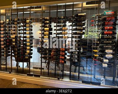 Glasweinwand im Restaurant des Hotel Indigo Stratford-upon-Avon, in dem Weinflaschenhalter als modernes Innendesign präsentiert werden. Stockfoto