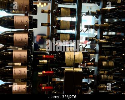 Nahaufnahme von Weinflaschen in Glas im Restaurant Hotel Indigo Stratford-upon-Avon, das die erstklassige Auswahl in Warwickshire, England, hervorhebt. Stockfoto