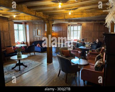 Gäste können sich in der Lounge im Tudor-Stil des Hotel Indigo Stratford-upon-Avon entspannen, einem restaurierten Boutique-Hotel mit Fachwerkrahmen, das früher als The Falcon bekannt war. Stockfoto