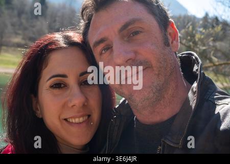 Ehemann und Frau haben einen Tag am See aus nächster Nähe fotografiert. Der Mann und die Frau sind kaukasischer Abstammung und 42 und 39 Jahre alt Stockfoto