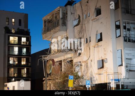 Tel Aviv Israel 23. März 2026. Die Arbeiter räumen die Trümmer und die verbliebenen Strukturen, die durch einen direkten Treffer eines iranischen Raketenrettungsteams beschädigt wurden, durchsuchen nach einem Raketenangriff eingestürzte Wohnschutt in Zentral-Israel, inmitten von Zerstörungen mit mehreren Aufprallstellen und erheblichen Schäden an Wohngebäuden in zivilen Gebieten Stockfoto