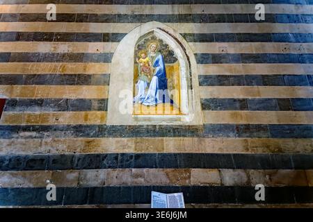Madonna und Kind auf dem Thron 1425. Fresco. Museo dell Opera del Duomo, Orvieto. Krypta in der römisch-katholischen Kathedrale aus dem 14. Jahrhundert, Orvieto in Stockfoto