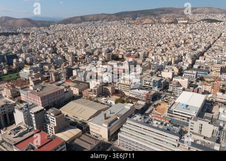 Großer Panoramablick auf die dichte Stadtlandschaft von Athen mit Wohnhäusern und Hügeln in Griechenland Stockfoto