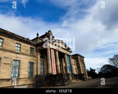 Edinburgh, Schottland, Großbritannien - 16. Februar 2026: Historisches modernes Two Dean Gallery und Museumsgebäude mit klassischen Säulen und Uhrenturm in Edinburgh, Stockfoto