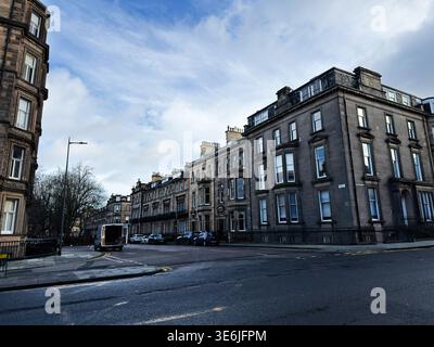 Edinburgh, Schottland, Großbritannien - 16. Februar 2026: Ruhige urbane Szene mit Sandsteinhäusern, Parkwagen und bewölktem Himmel auf einem Wohnhaus in Edinburgh Rothesay Stockfoto
