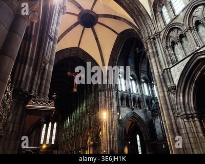 Edinburgh, Schottland, Großbritannien - 16. Februar 2026: Dramatisches Inneres einer historischen St. Mary's Episcopal Cathedral in Edinburgh mit hoch aufragenden Gewölben, gebeizt Stockfoto