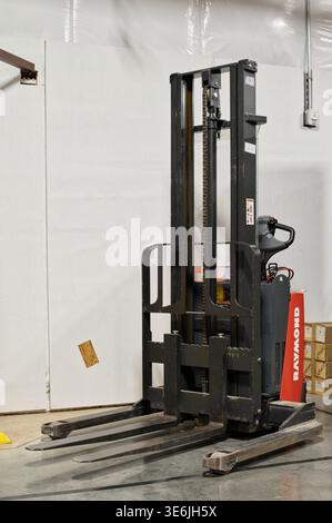 Houston, Texas USA 04-05-2026: Schubmaststapler im Lager geparkt Markenname Raymond. Stockfoto