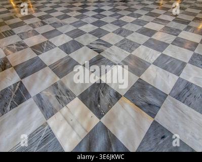 Symmetrie und Eleganz entfesselt: Fesselndes Marmordesign mit Karomuster für stilvolle Räume Stockfoto