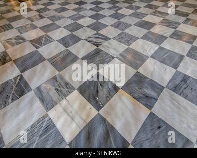 Symmetrie und Eleganz entfesselt: Fesselndes Marmordesign mit Karomuster für stilvolle Räume Stockfoto