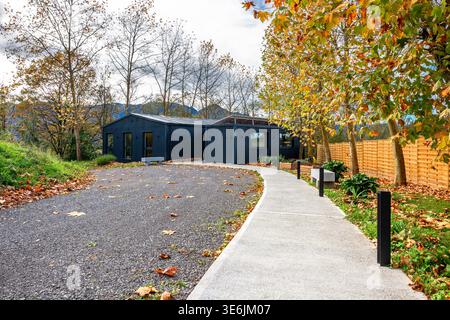 Versandcontainer Haus moderne Architektur mit Herbstgarten in einem Wald Stockfoto