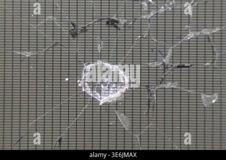Mikrofoto des beschädigten LCD-Displays des Telefons als schöner Hintergrund Stockfoto