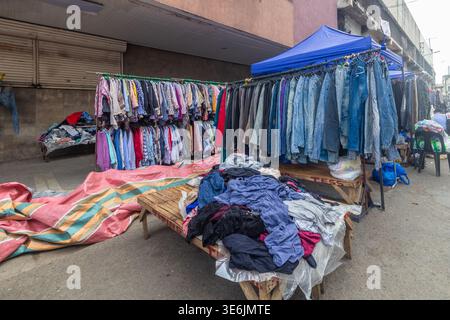 Einkaufen von gebrauchten Kleidern an einem Straßenstand in Cebu City, Philippinen, Teil eines Wochenend-Sonntagsmarktes, der Secondhand-Jeans und Bekleidung verkauft Stockfoto