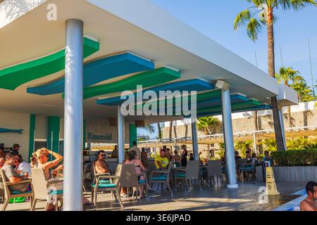 Wunderschöner Blick auf die Poolbar-Terrasse, auf der Gäste sich im modernen Hotelresort bei klarem Himmel entspannen können. Gran Canaria. Spanien. Stockfoto