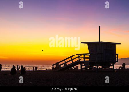 Rettungsschwimmer in Silhouette bei Sonnenuntergang am Santa Monica Beach in der Nähe von Los Angeles, Kalifornien Stockfoto