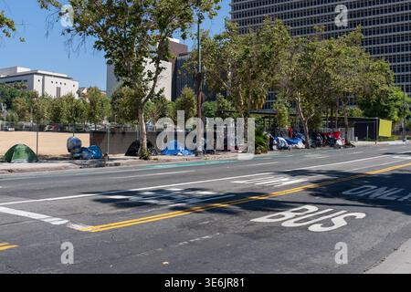 Obdachlose Zelte am Straßenrand im Zentrum von Los Angeles, Kalifornien, USA. Stockfoto