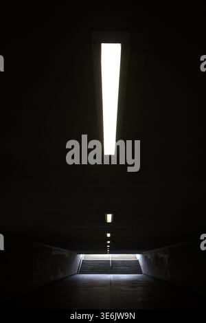 U-Bahn-Tunnel, Durchgang zur anderen Seite. Stockfoto