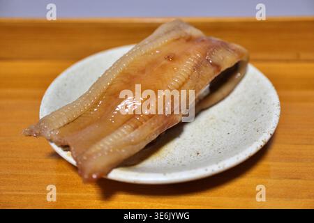 Conger Ael nigirizushi kaufte in einem Supermarkt in Tokio, Japan Stockfoto