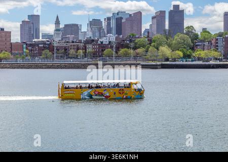 Ein Amphibienfahrzeug von Boston Duck Tours auf dem Charles River mit der Skyline von Boston und dem Custom House Tower im Hintergrund, Massachusetts, USA Stockfoto