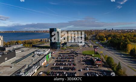Drohnenblick auf das Viertel Rocca al Mare und den Audi Tower in Tallinn Estland Stockfoto