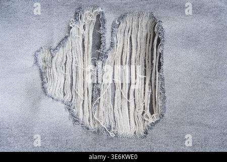 Zerrissene Jeans Textilgrau. Stockfoto