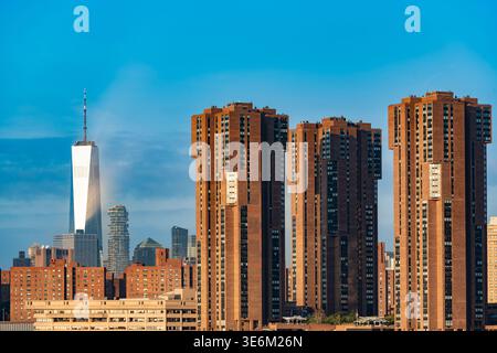 Eine urbane Landschaft in New York bietet eine Vielzahl von architektonischen Stilen, von klassischen Ziegelsteinen bis hin zu zeitgenössischem Glas und Stahl. Stockfoto