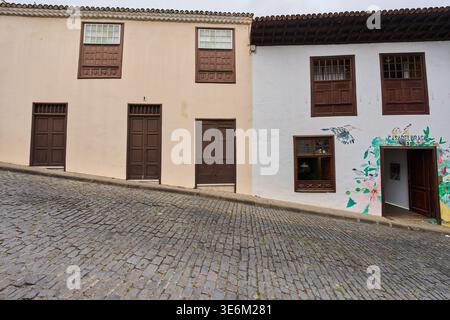 ICOD DE LOS VINOS, TENERIFFA, SPANIEN – 4. JUNI 2025: Eine steile Kopfsteinpflasterstraße in Icod de los Vinos, flankiert von traditionellen kanarischen Gebäuden mit Dunkelheit Stockfoto