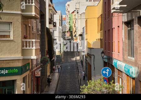 ICOD DE LOS VINOS, TENERIFFA, SPANIEN – 4. JUNI 2025: Erhöhter Blick auf eine steile, enge Kopfsteinpflasterstraße in Icod de los Vinos, flankiert von Colorfu Stockfoto
