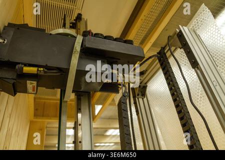 Das Gerät im Bild ist ein vertikaler Wanddrucker, ein spezieller Tintenstrahldrucker für den direkten Druck auf vertikale Oberflächen wie Wände Stockfoto