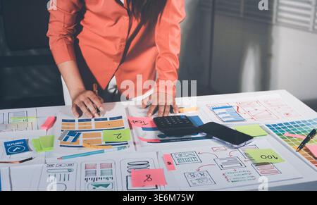 Das Team der UI UX-Webdesigner arbeitet gemeinsam an der Entwicklung mobiler responsiver Websites mit UI UX-Front-End-Designer-Vorschauen Stockfoto