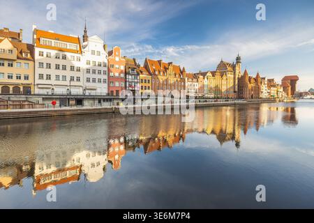 Danzig, Polen - 2. Mai 2025: Historisches Zentrum der Stadt mit dem Fluss Motlawa. Reflexionen im Wasser: Ein europäisches Stadtbild spiegelt sich im Wasser wider Stockfoto