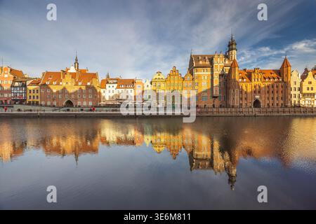 Danzig, Polen - 2. Mai 2025: Zentrum der Stadt mit dem Fluss Motlawa. Historische Gebäude am Wasser spiegeln sich in ruhigem Wasser und schaffen eine malerische Atmosphäre Stockfoto