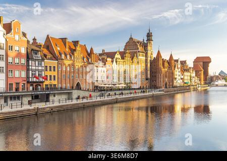 Danzig, Polen - 2. Mai 2025: Historisches Zentrum der Stadt mit dem Fluss Motlawa. Malerische Stadtlandschaft mit farbenfrohen Gebäuden entlang eines ruhigen Flusses Stockfoto