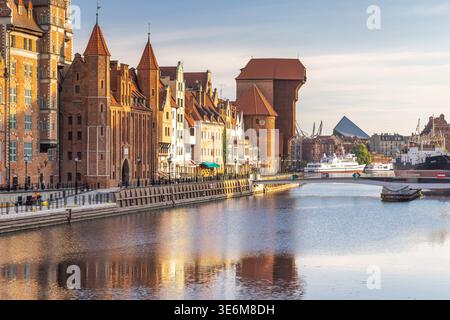 Danzig, Polen - 2. Mai 2025: Zentrum der Stadt mit dem Fluss Motlawa. Historische Gebäude und ein reflektierender Fluss bilden eine malerische Küstenstadt mit Stockfoto