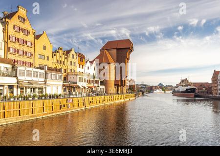 Danzig, Polen - 2. Mai 2025: Historisches Zentrum der Stadt mit mittelalterlichem Hafenkran über dem Fluss Motlawa. Malerischer Kanal mit historischen Gebäuden und Stockfoto